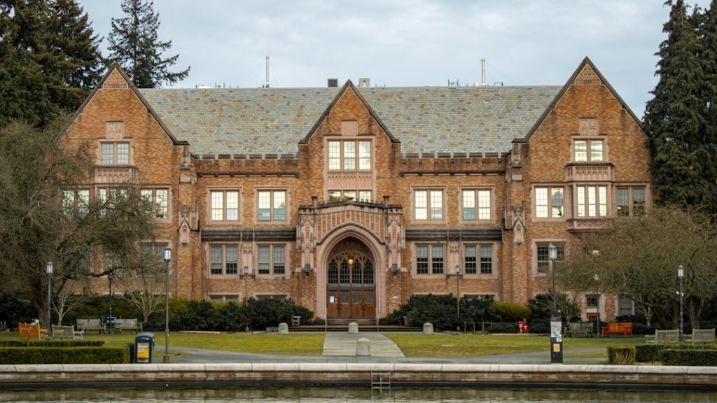 Photo real estate school